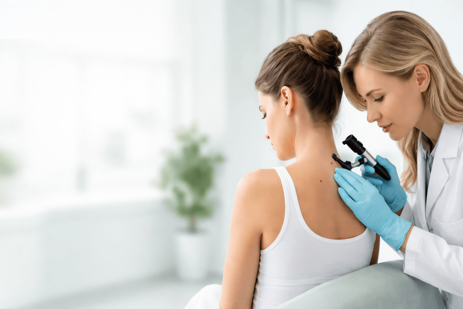 Dermatolog obavlja dermatoskopski pregled madeža u Zagrebu